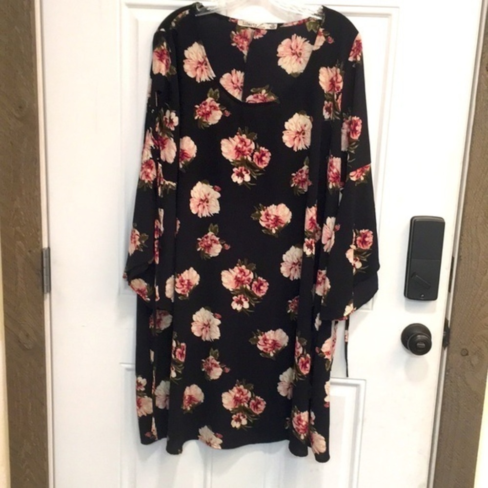Liberty Love Black Floral 1X cinch Sleeve flowy thin Dress